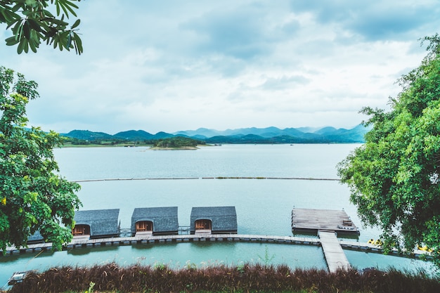 Barrage Srinagarind avec ciel nuageux à Kanchanaburi, Thaïlande