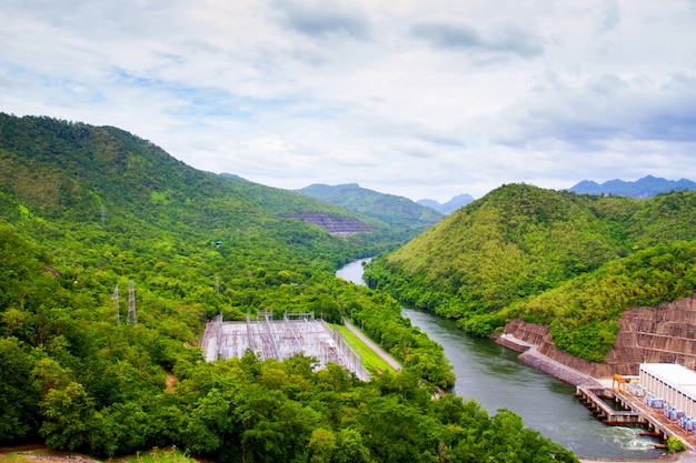 Photo barrage srinakarin à kanchanaburi, thaïlande