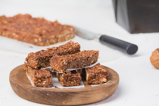 Barre aux protéines de chocolat et aux noix non sucrées