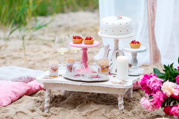 Barre de bonbons de fête avec des gâteaux à la plage