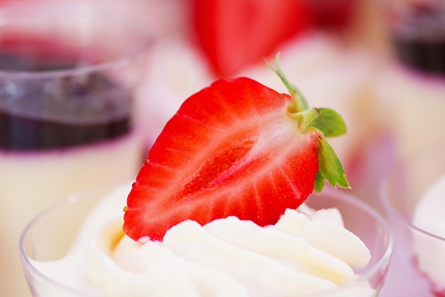 Une barre de bonbons sucrée au gros plan de la fête de fraises tranchées