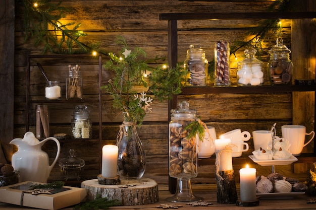 Barre de cacao de décoration de Noël avec des biscuits et des sucreries dans un style rustique naturel. Concept confortable d'hiver