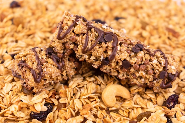 Barre de céréales sur fond de muesli.