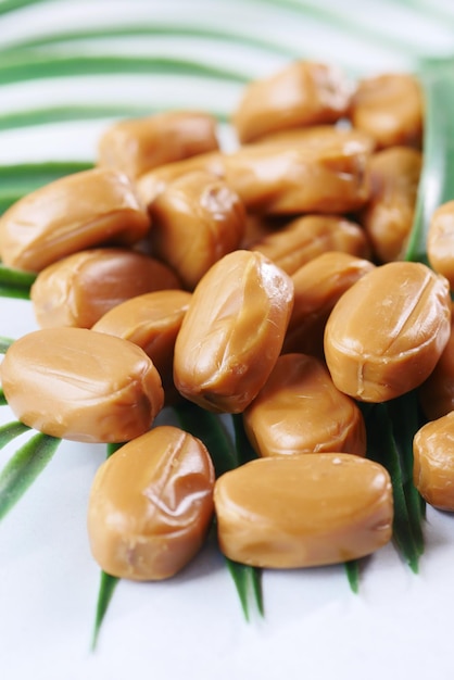 barre de chocolat au caramel et liquide sur la vue de dessus de table