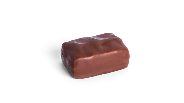 Barre de chocolat au nougat isolé.