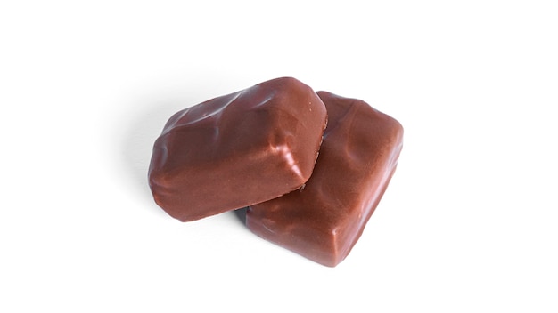 Barre de chocolat au nougat isolé.