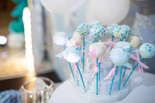 Barre de chocolat aux couleurs bleues lors d'une fête d'anniversaire pour enfants