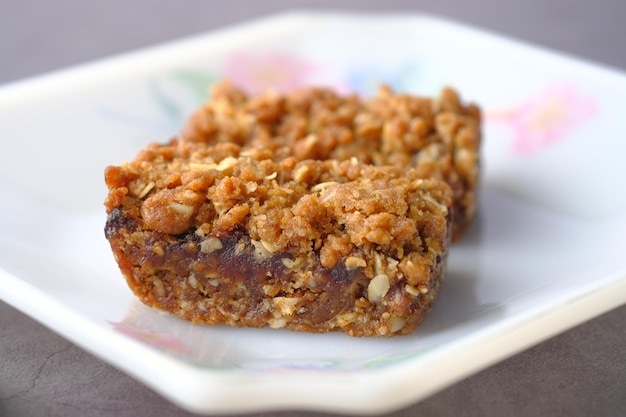 Barre de chocolat aux fruits de date dans une assiette sur la table