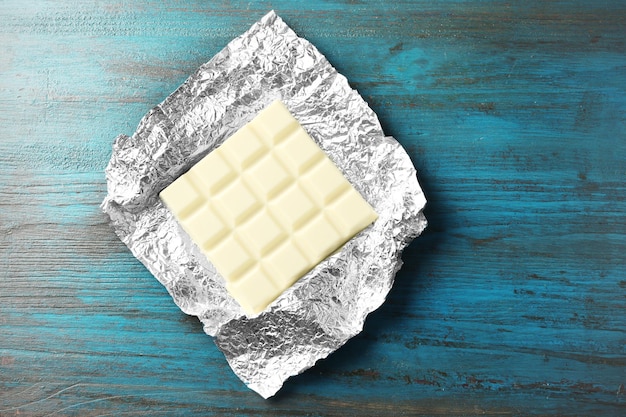 Barre de chocolat blanc en aluminium sur fond gris