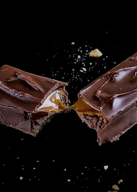 Barre de chocolat cassée sur fond sombre