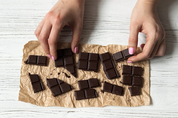 Photo barre de chocolat cassée sur papier kraft vue de dessus