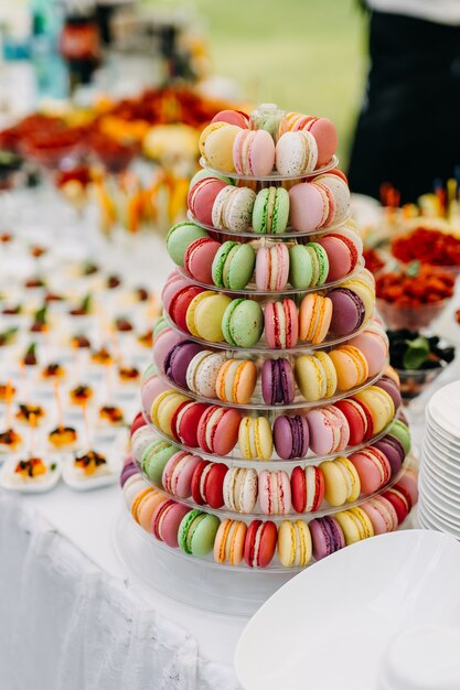 Barre de chocolat colorée avec des macarons lors d'une fête