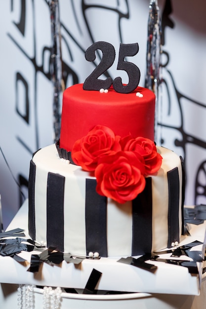 Barre de chocolat sur la fête d'anniversaire de la femme avec un gros gâteau