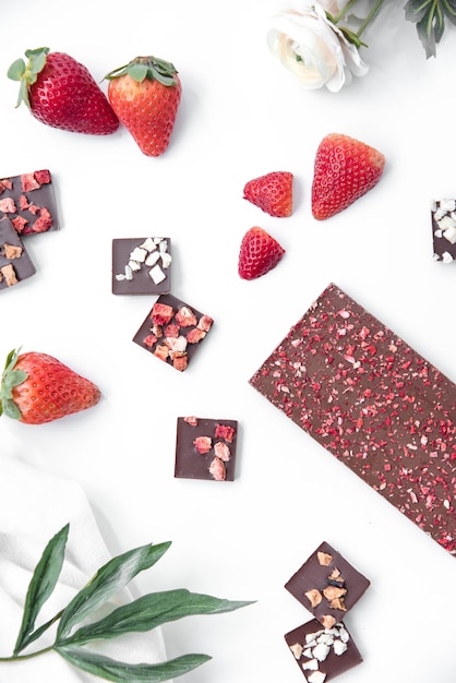 Photo barre de chocolat avec fraises et éléments verticaux