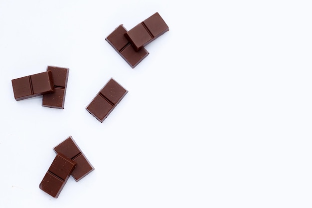 Barre de chocolat isolé sur blanc