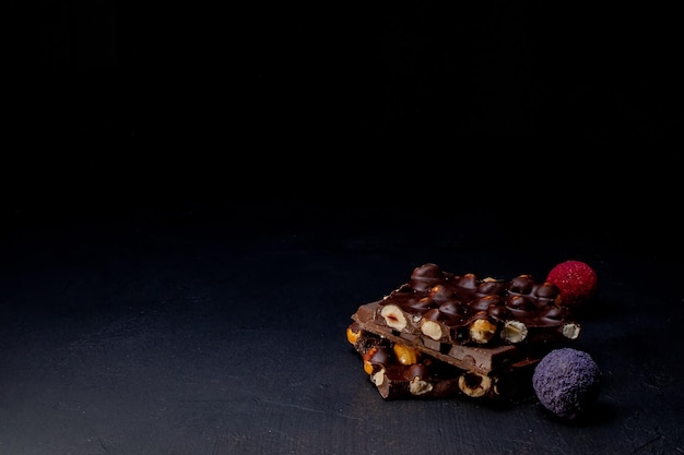 Barre de chocolat morceaux de chocolat noir écrasés et noix Bonbons au chocolat praliné Espace de copie