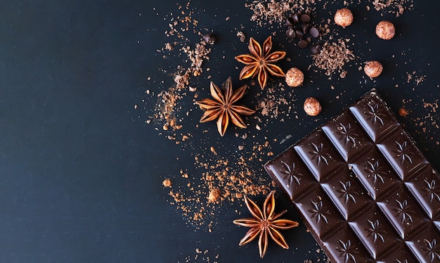 Barre De Chocolat Noir Avec Vue De Dessus D'épices, Ingrédients Pour Faire Du Chocolat Chaud, Des Gâteaux Ou Des Bonbons