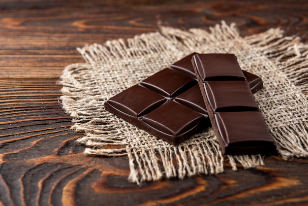 Barre de chocolat sur table