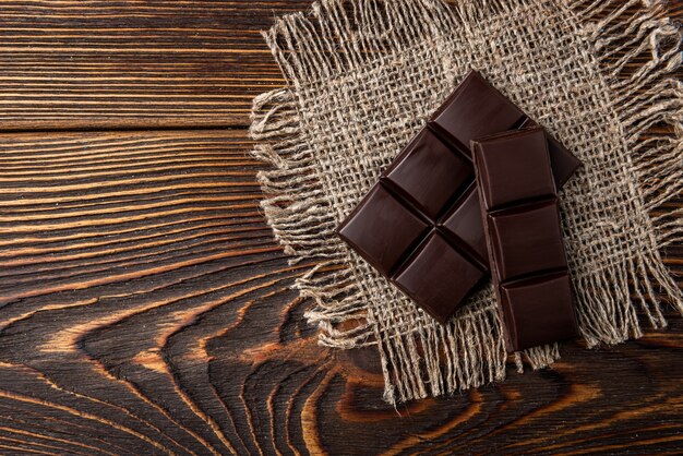 Barre de chocolat sur table