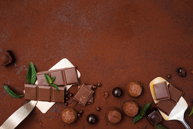 Photo barre de chocolat truffes et cacao en poudre avec espace de copie