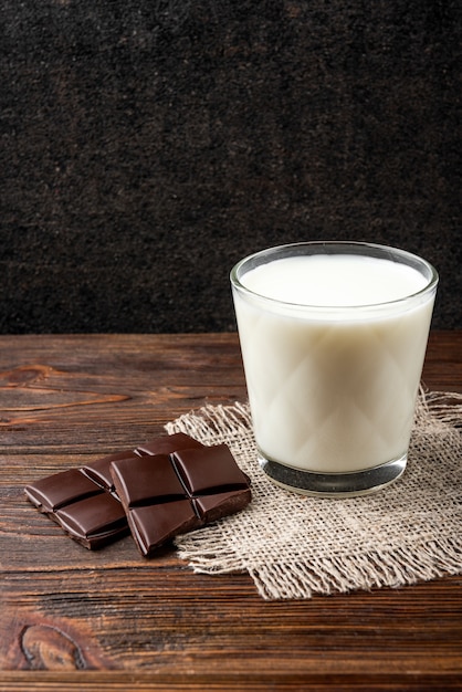 Barre de chocolat et un verre de lait sur la table