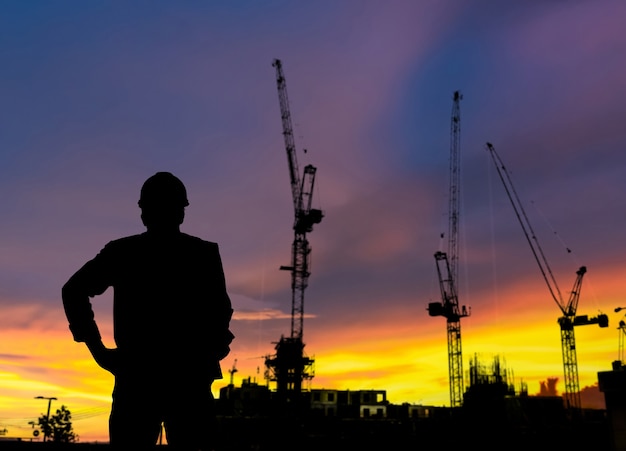 Barre de construction de bâtiment de superviseur de silhouette au chantier de construction et au concept industriel