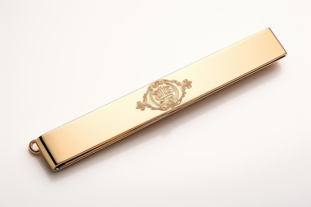 Une barre de cravate en or élégante avec un dessin de crête sur une surface blanche ou transparente PNG arrière-plan transparent