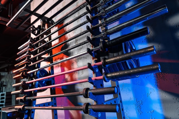 Barre d'haltères énorme pour un haltère dans une salle de sport Concept de sport et de vie saine