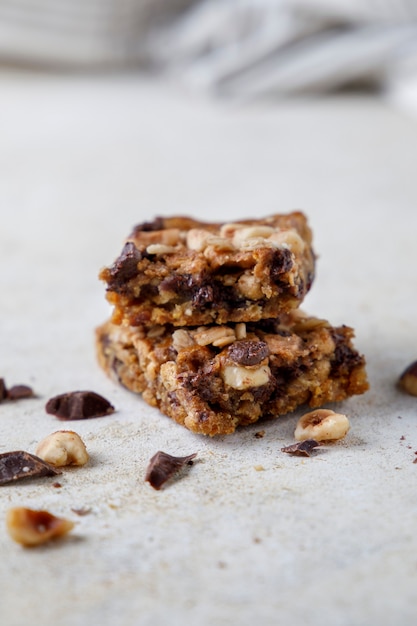 Barre de muesli aux noisettes et chocolat