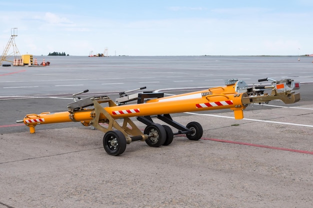 Barre de remorquage pour les avions de refoulement à l'aire de trafic de l'aéroport