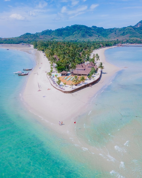 barre de sable de l'île tropicale de Koh Mook dans la mer d'Andaman Trang en Thaïlande
