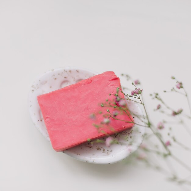 Photo barre de savon naturel fait main avec porte-savon en céramique et fleurs