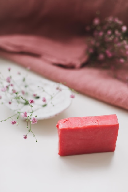 Barre de savon naturel avec porte-savon en céramique et concept bio spa fleurs