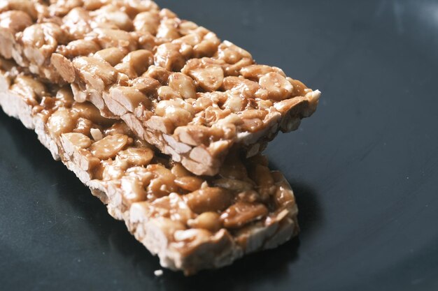 une barre sucrée de pois sur une assiette en gros plan