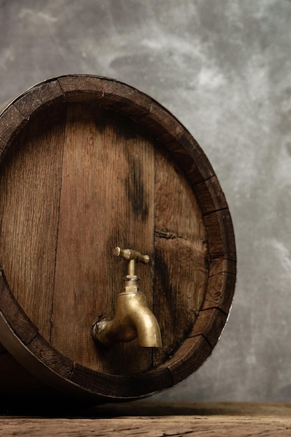 Barrel en bois avec robinet et vieille table en bois usée