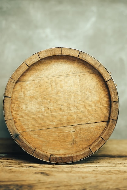 Barrel en bois et vieille table en bois usée