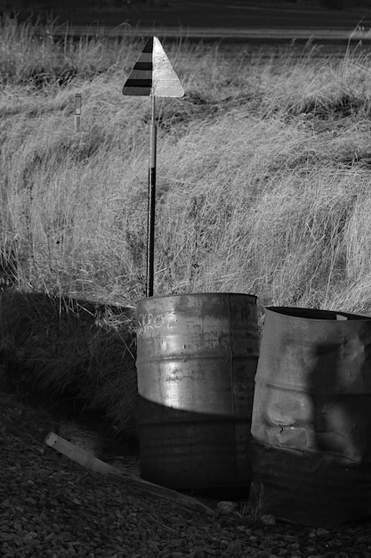 Barrels métalliques sur le terrain