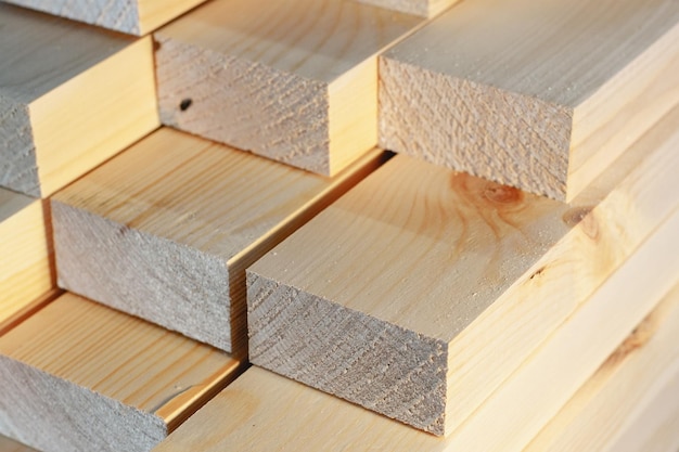 Les barres de bois sont empilées en pile Sciage séchage et commercialisation du bois Contexte industriel