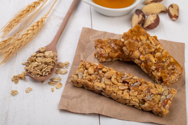 Barres de céréales faites maison avec noix, muesli, miel et espace de copie.