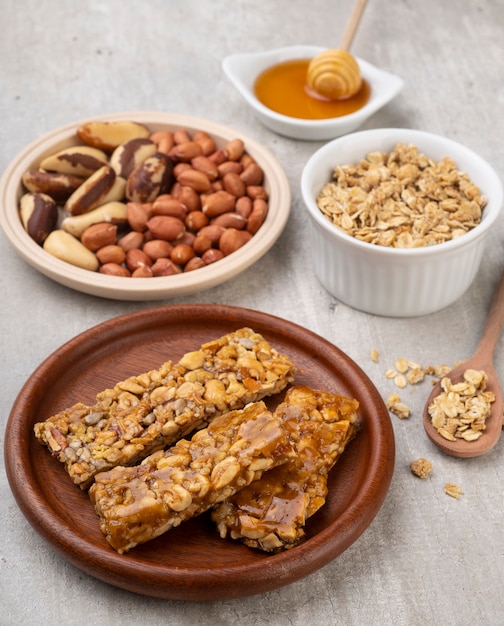 Barres de céréales maison aux noix, muesli et miel.