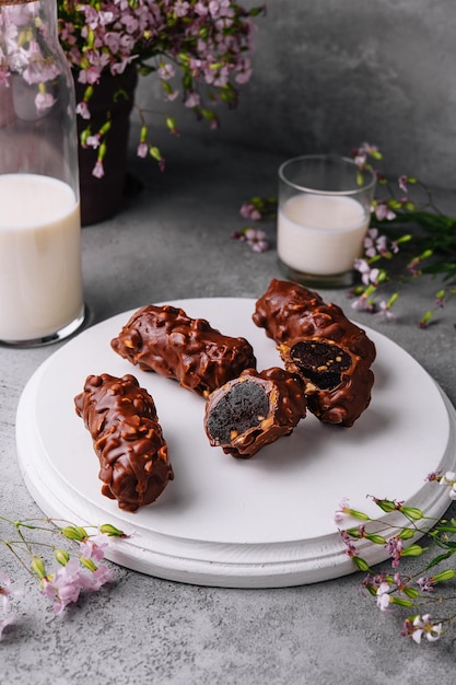 Barres de chocolat sur une assiette avec du lait