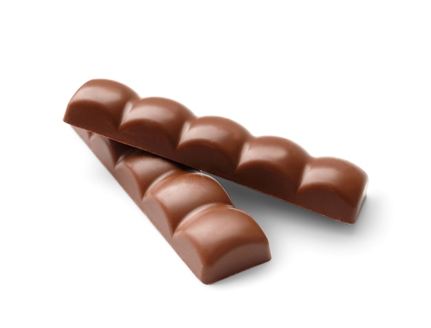 Barres de chocolat sur blanc isolé