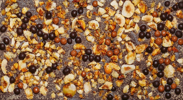 Photo barres de chocolat faites à la main avec une variété de garnitures de fruits secs et de noix.