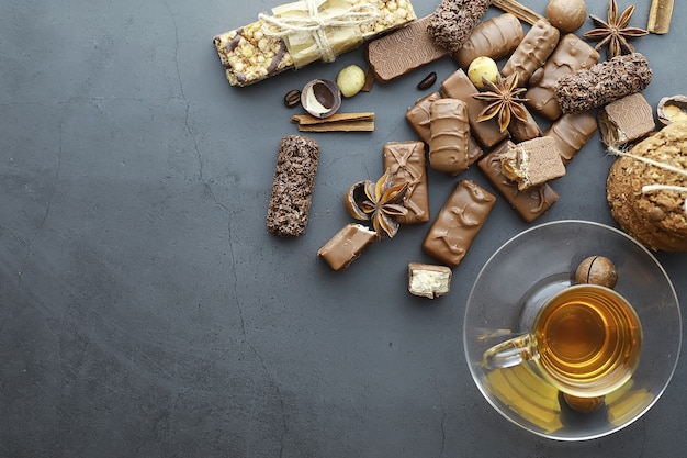 Barres De Chocolat Sur Fond Noir En Contre-jour. Chocolat Fourré. Bonbons Sucrés Pour Le Goûter Et Le Thé.