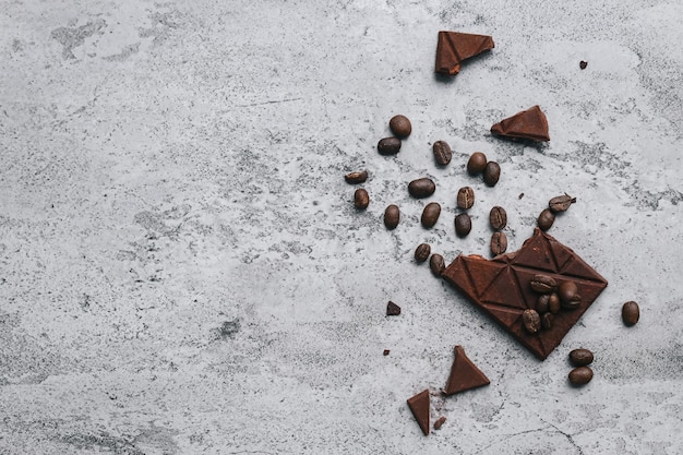 Photo barres de chocolat et graines sur fond gris avec espace de copie.