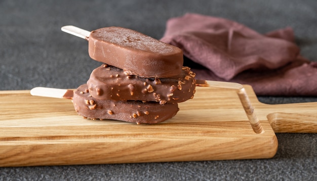 Barres de crème glacée à la vanille enrobées de chocolat