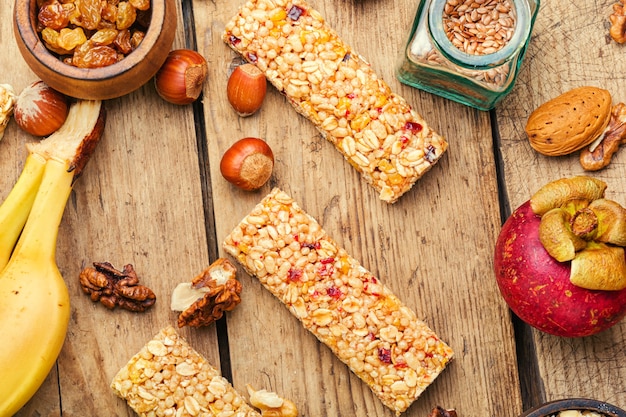 Barres énergétiques granola aux fruits secs, banane et noix