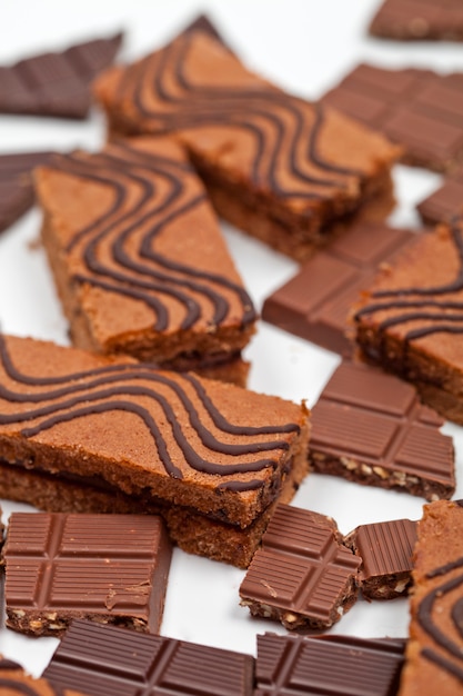 Barres de gâteau fourrées de crème et de morceaux de chocolat craquelés.