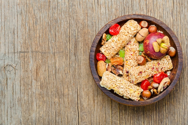 Barres granola de céréales aux noix et mélange de baies sèches