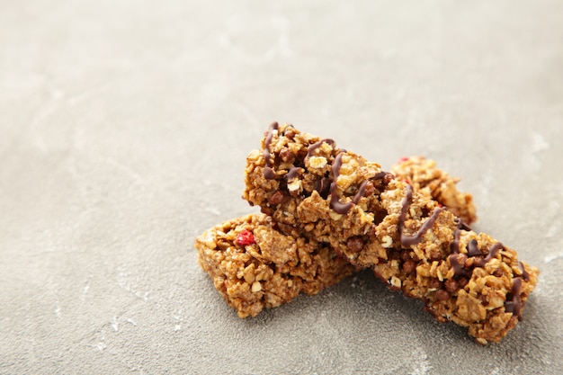 Barres granola sur fond gris. Régime et petit déjeuner